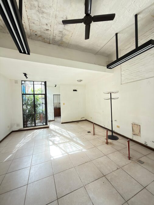 VENDO AMPLIA PROPIEDAD A RECICLAR - URUGUAY Y SALTA.