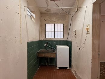 La Rioja y Colón - Casa a reciclar - con fondo!!