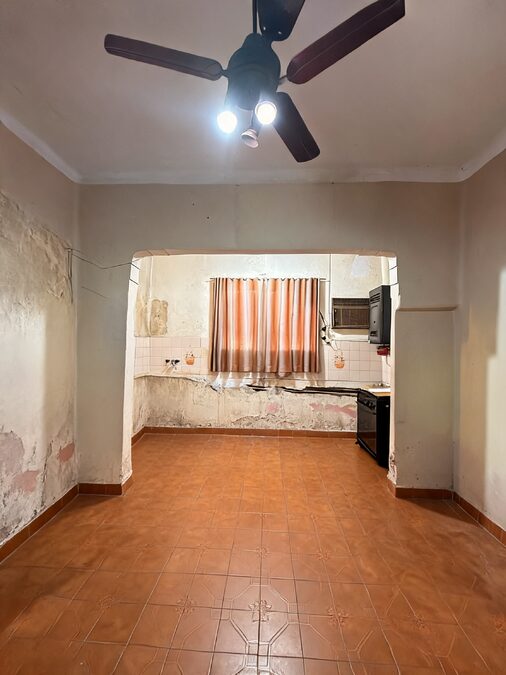 La Rioja y Colón - Casa a reciclar - con fondo!!
