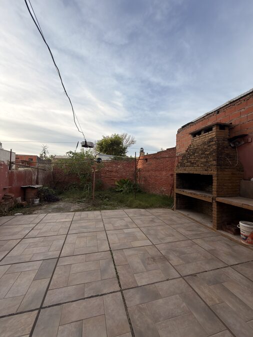 La Rioja y Colón - Casa a reciclar - con fondo!!