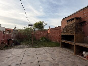 La Rioja y Colón - Casa a reciclar - con fondo!!