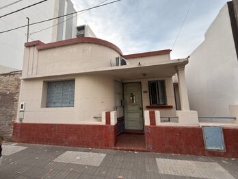 La Rioja y Colón - Casa a reciclar - con fondo!!