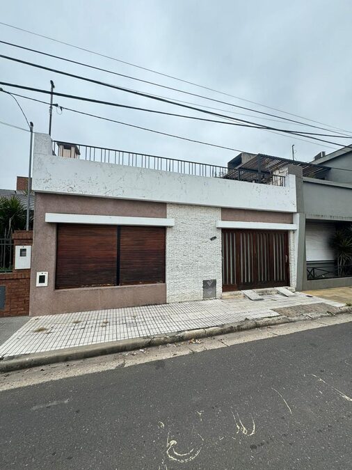 VENDO CASA 2 DORMITORIOS, COCHERA - ZONA 5 ESQUINAS.