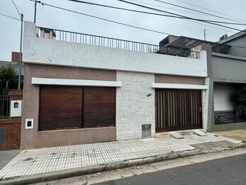VENDO CASA 2 DORMITORIOS, COCHERA - ZONA 5 ESQUINAS.