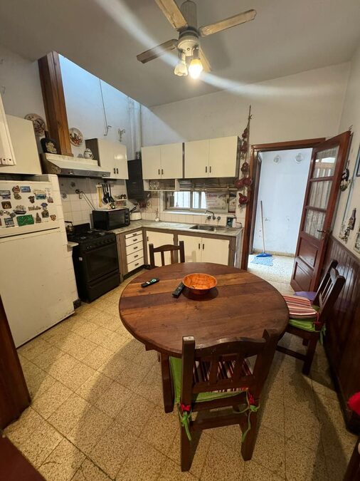 VENDO CASA 2 DORMITORIOS, COCHERA - ZONA 5 ESQUINAS.