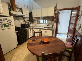 VENDO CASA 2 DORMITORIOS, COCHERA - ZONA 5 ESQUINAS.