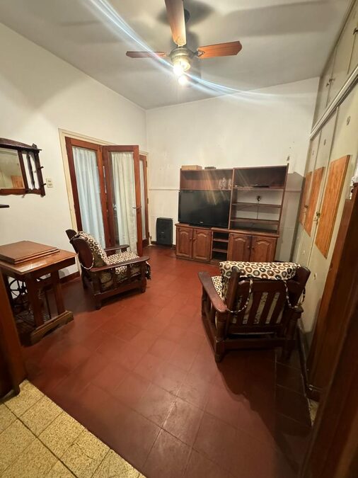 VENDO CASA 2 DORMITORIOS, COCHERA - ZONA 5 ESQUINAS.
