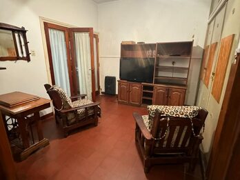 VENDO CASA 2 DORMITORIOS, COCHERA - ZONA 5 ESQUINAS.