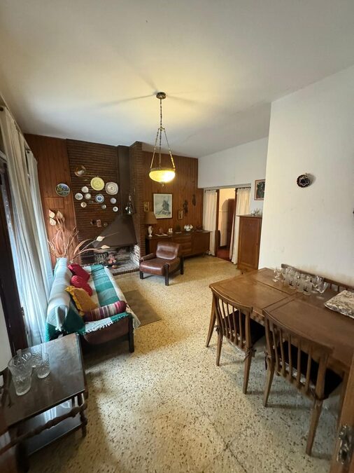 VENDO CASA 2 DORMITORIOS, COCHERA - ZONA 5 ESQUINAS.