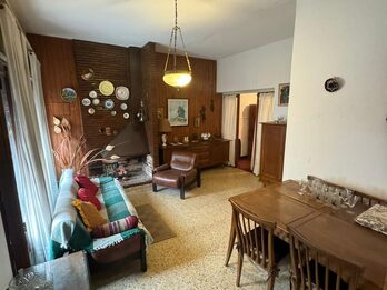 VENDO CASA 2 DORMITORIOS, COCHERA - ZONA 5 ESQUINAS.