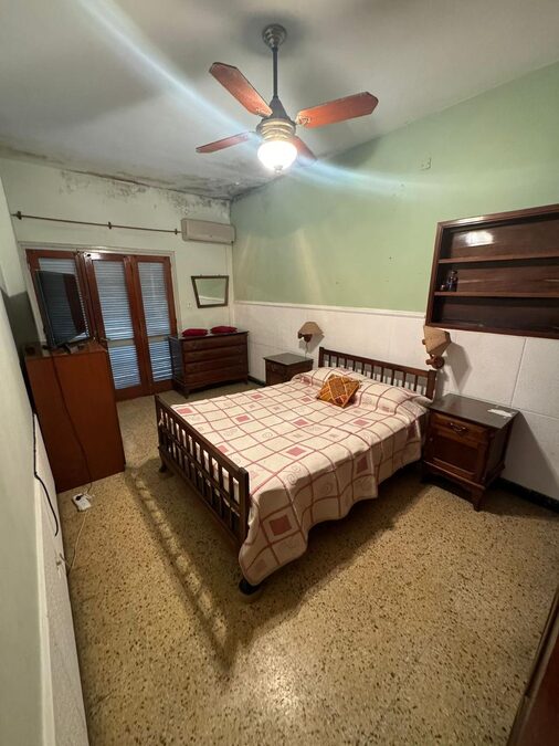 VENDO CASA 2 DORMITORIOS, COCHERA - ZONA 5 ESQUINAS.