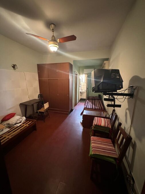 VENDO CASA 2 DORMITORIOS, COCHERA - ZONA 5 ESQUINAS.
