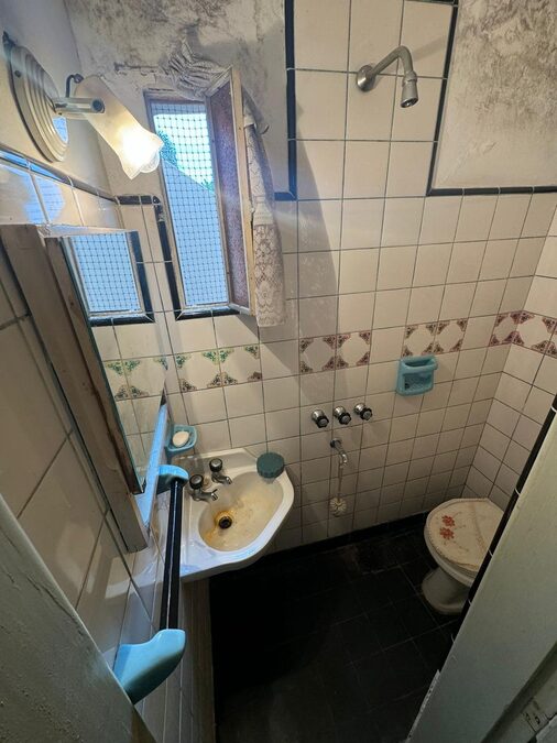 VENDO CASA 2 DORMITORIOS, COCHERA - ZONA 5 ESQUINAS.