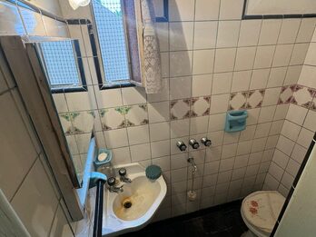 VENDO CASA 2 DORMITORIOS, COCHERA - ZONA 5 ESQUINAS.