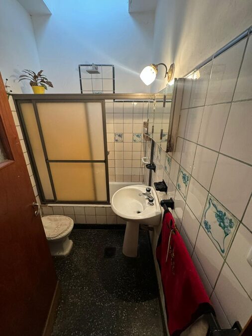 VENDO CASA 2 DORMITORIOS, COCHERA - ZONA 5 ESQUINAS.