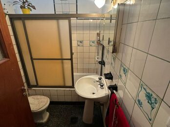 VENDO CASA 2 DORMITORIOS, COCHERA - ZONA 5 ESQUINAS.