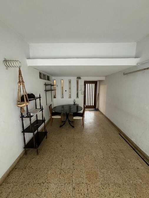 VENDO CASA 2 DORMITORIOS, COCHERA - ZONA 5 ESQUINAS.