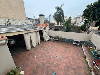 VENDO CASA 2 DORMITORIOS, COCHERA - ZONA 5 ESQUINAS.