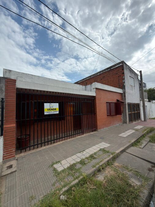 VENDO CASA 2 DORMITORIOS - RONDEAU Y DON BOSCO.