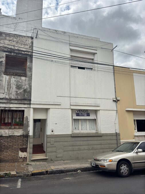 VENDO CASA 4 DORMITORIOS - SAN JUAN Y URUGUAY