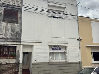 VENDO CASA 4 DORMITORIOS - SAN JUAN Y URUGUAY