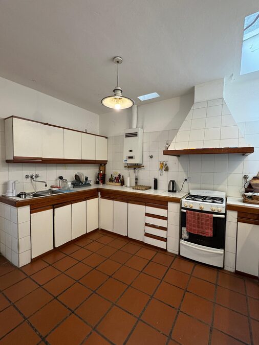 VENDO CASA 4 DORMITORIOS - SAN JUAN Y URUGUAY
