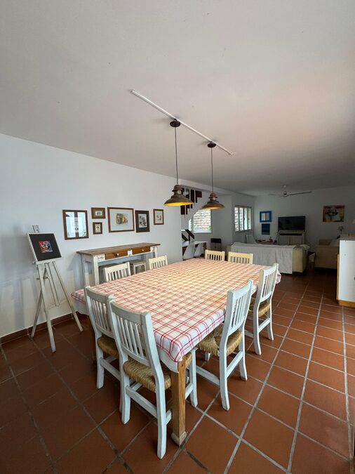 VENDO CASA 4 DORMITORIOS - SAN JUAN Y URUGUAY