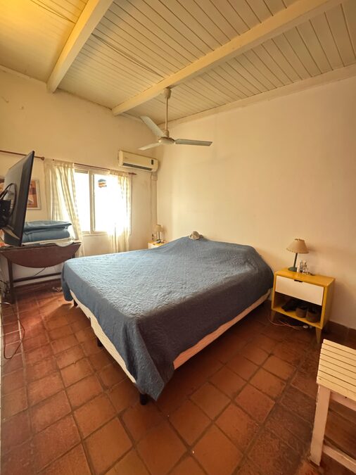 VENDO CASA 4 DORMITORIOS - SAN JUAN Y URUGUAY