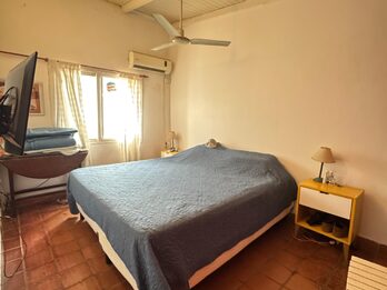VENDO CASA 4 DORMITORIOS - SAN JUAN Y URUGUAY