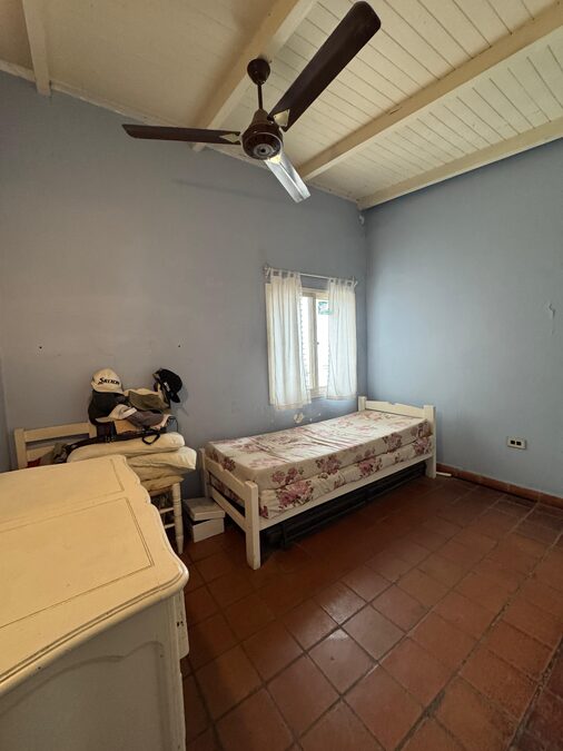 VENDO CASA 4 DORMITORIOS - SAN JUAN Y URUGUAY