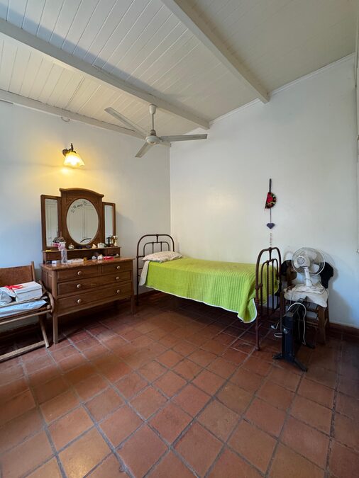 VENDO CASA 4 DORMITORIOS - SAN JUAN Y URUGUAY