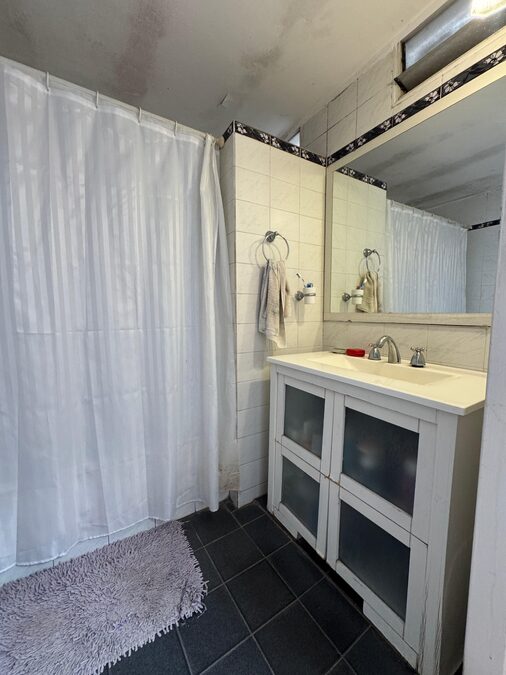 VENDO CASA 4 DORMITORIOS - SAN JUAN Y URUGUAY