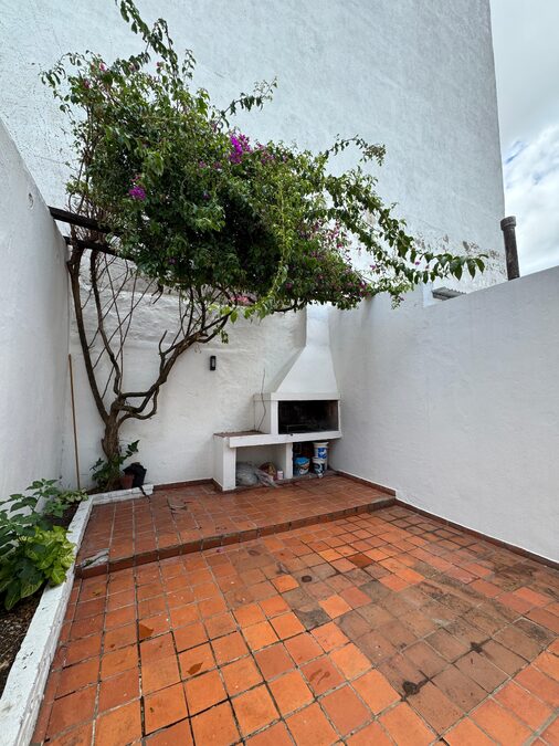 VENDO CASA 4 DORMITORIOS - SAN JUAN Y URUGUAY