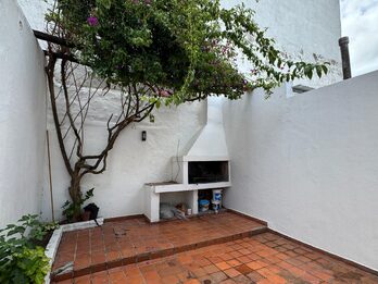 VENDO CASA 4 DORMITORIOS - SAN JUAN Y URUGUAY