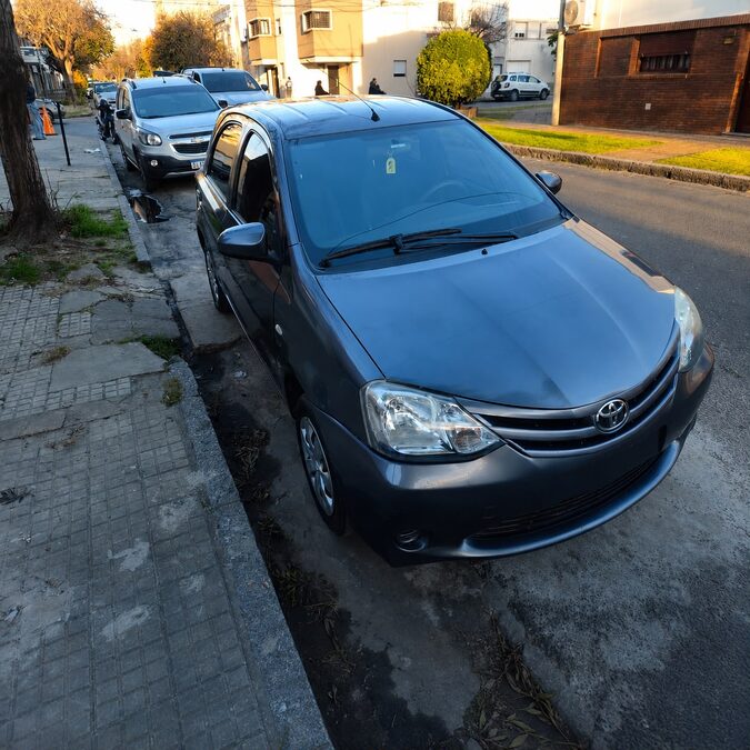 TOYOTA ETIOS 1.5 XS 5P  - AÑO 2.013