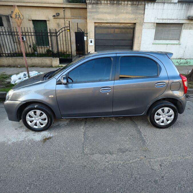 TOYOTA ETIOS 1.5 XS 5P  - AÑO 2.013