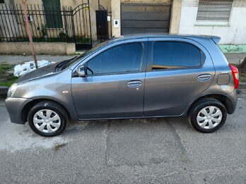 TOYOTA ETIOS 1.5 XS 5P  - AÑO 2.013