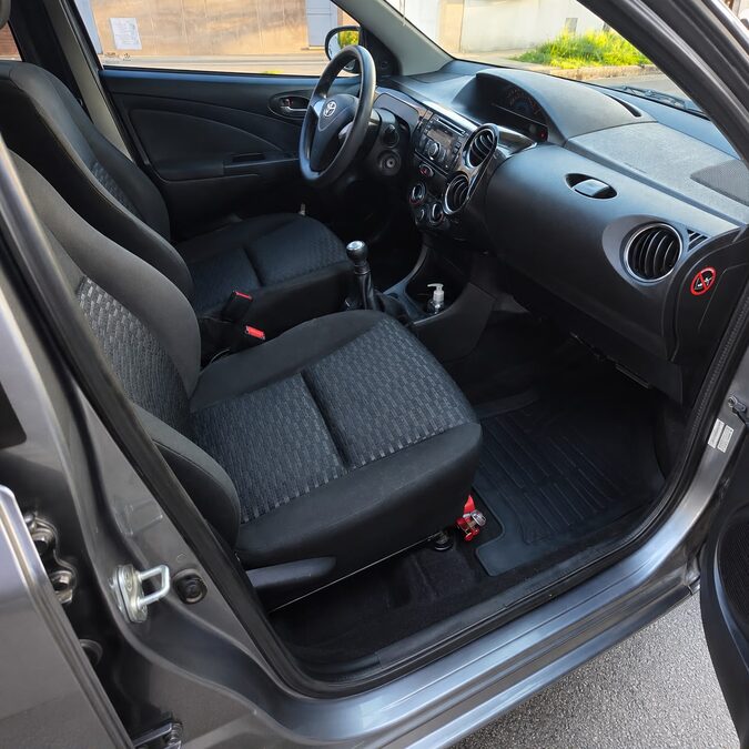 TOYOTA ETIOS 1.5 XS 5P  - AÑO 2.013