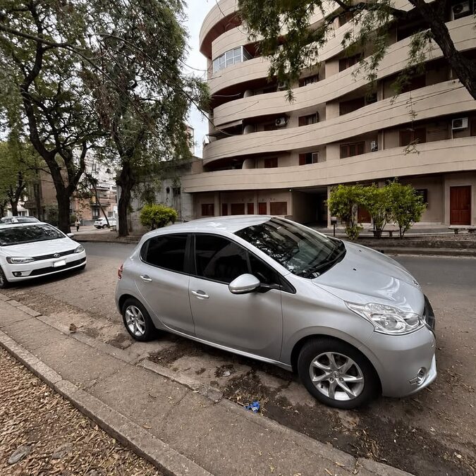 PEUGEOT 208 1.5 ALLURE TOUCHSCREEN - AÑO 2.015