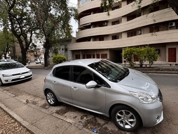 PEUGEOT 208 1.5 ALLURE TOUCHSCREEN - AÑO 2.015