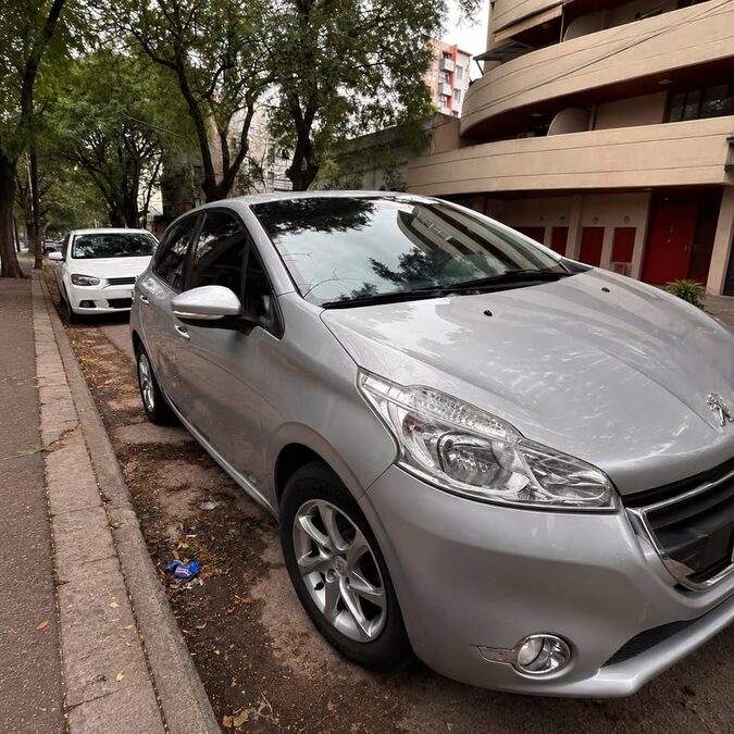PEUGEOT 208 1.5 ALLURE TOUCHSCREEN - AÑO 2.015