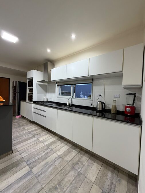 VENDO CASA 2 DORMITORIOS, ZONA JOHNSON ACERO