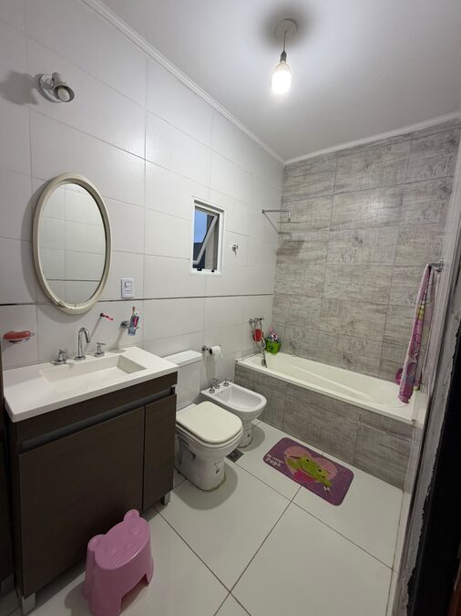 VENDO CASA 2 DORMITORIOS, ZONA JOHNSON ACERO