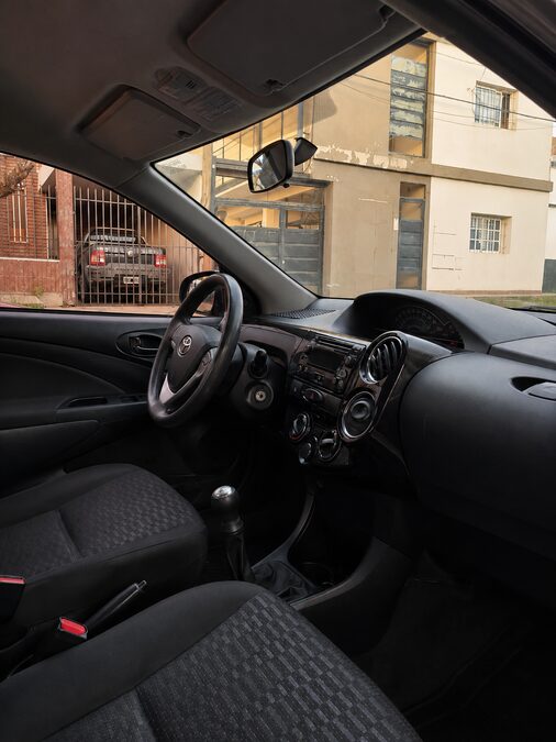 TOYOTA ETIOS 1.5 XLS 5P M/T - AÑO 2.014