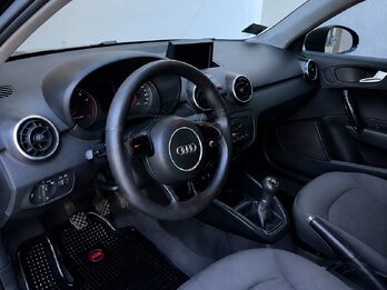 AUDI A1 1.2 T FSI ATTRACTION MANUAL - AÑO 2.012