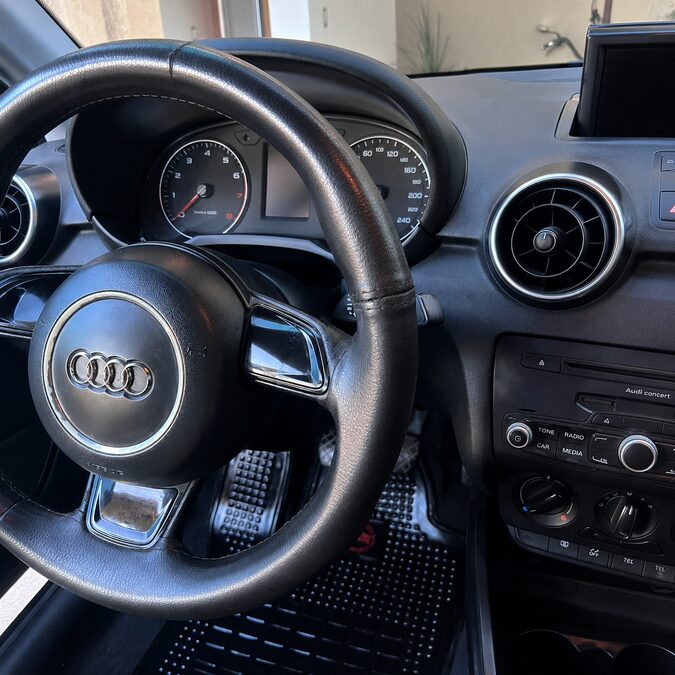 AUDI A1 1.2 T FSI ATTRACTION MANUAL - AÑO 2.012