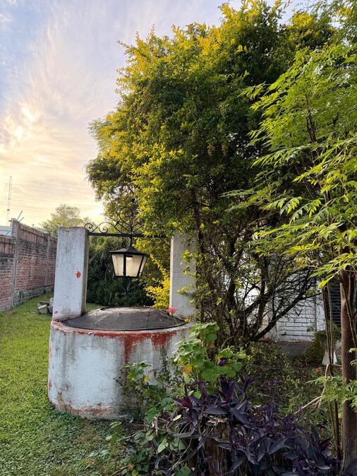 Gran terreno con vivienda y depósito sobre Blas Parera 🏡