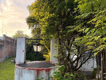 Gran terreno con vivienda y depósito sobre Blas Parera 🏡