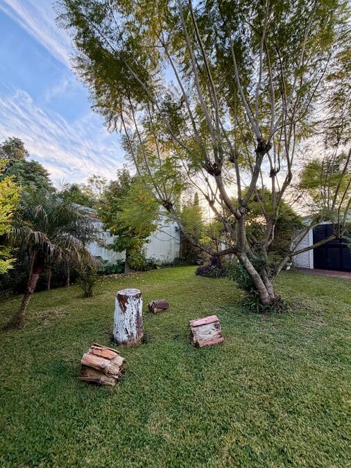 Gran terreno con vivienda y depósito sobre Blas Parera 🏡