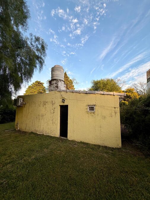 Gran terreno con vivienda y depósito sobre Blas Parera 🏡